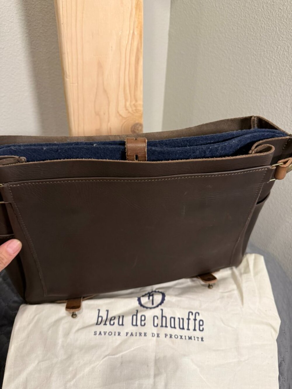 Bleu de chauffe dark brown leather postman bag with dust cover - Picture 9 of 16